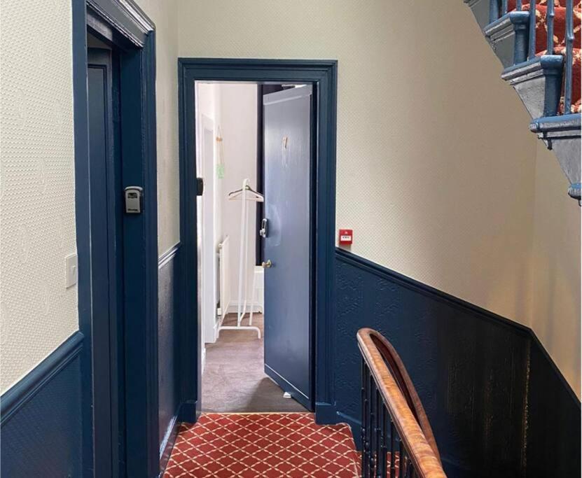 The Kingsview Townhouse - Boutique Hostel Единбург Екстериор снимка