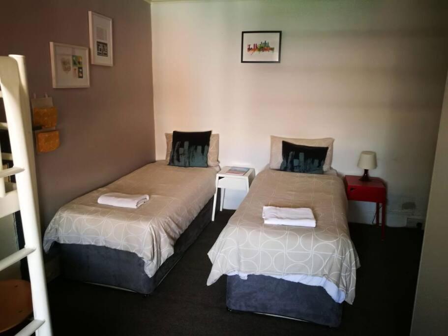 The Kingsview Townhouse - Boutique Hostel Единбург Екстериор снимка