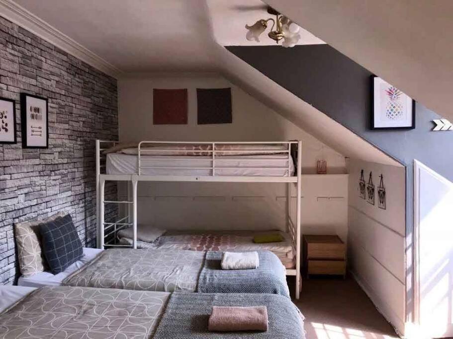 The Kingsview Townhouse - Boutique Hostel Единбург Екстериор снимка