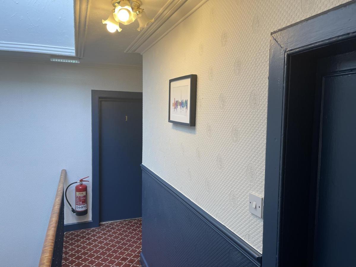 The Kingsview Townhouse - Boutique Hostel Единбург Екстериор снимка