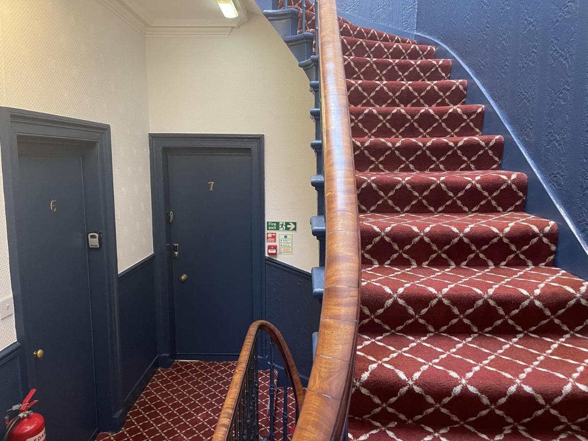 The Kingsview Townhouse - Boutique Hostel Единбург Екстериор снимка