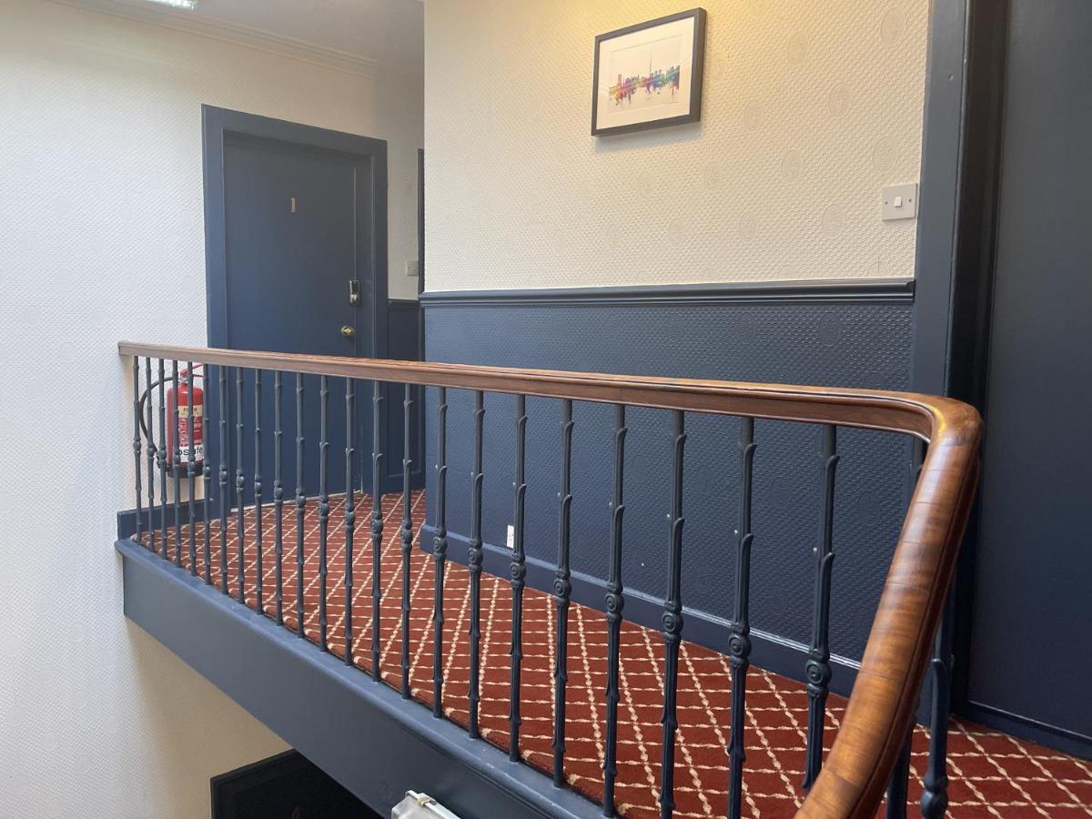 The Kingsview Townhouse - Boutique Hostel Единбург Екстериор снимка