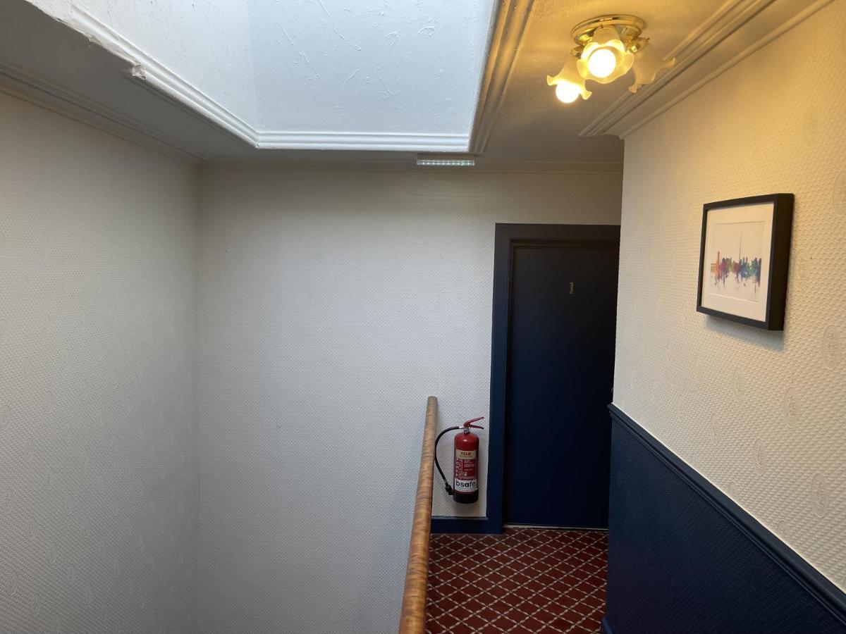 The Kingsview Townhouse - Boutique Hostel Единбург Екстериор снимка