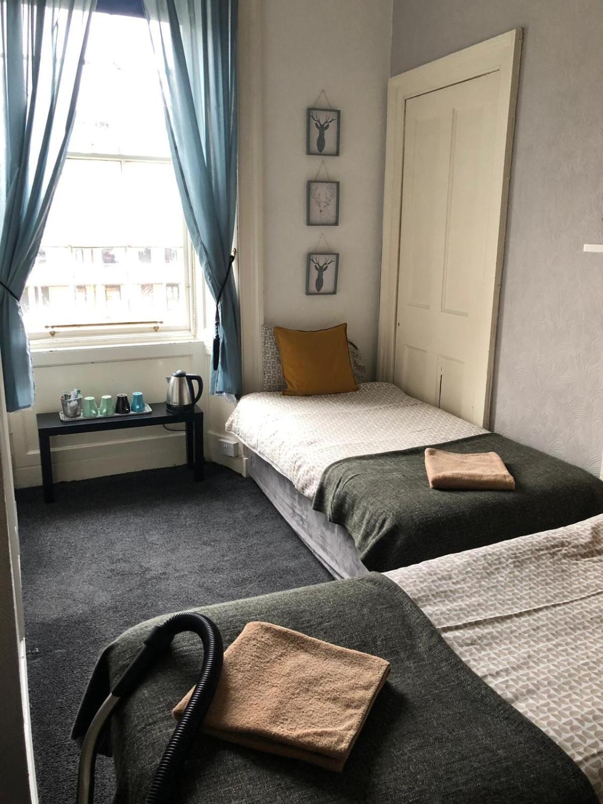 The Kingsview Townhouse - Boutique Hostel Единбург Екстериор снимка