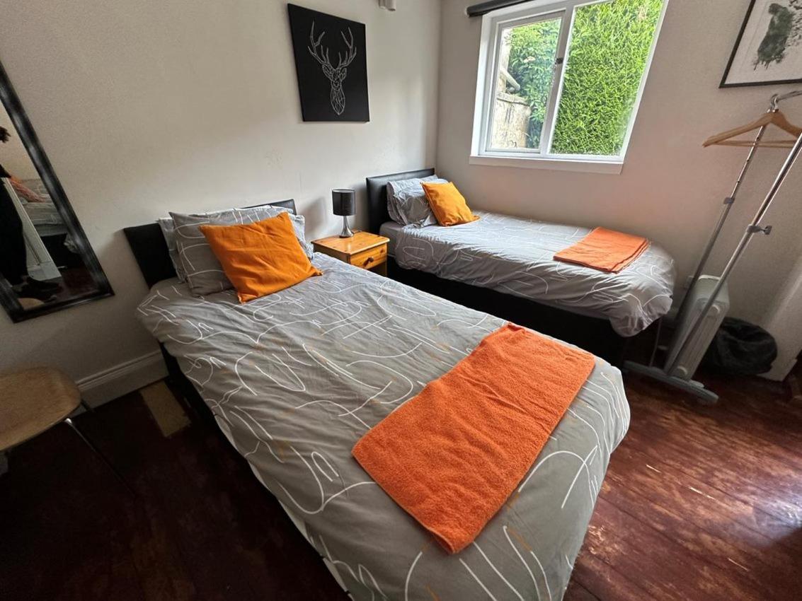 The Kingsview Townhouse - Boutique Hostel Единбург Екстериор снимка